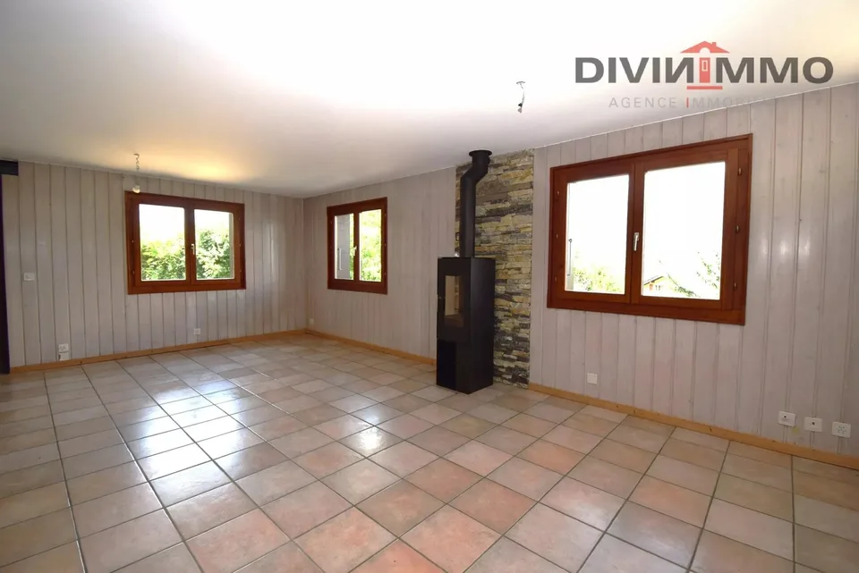 Beautiful house with spa, garage and covered area