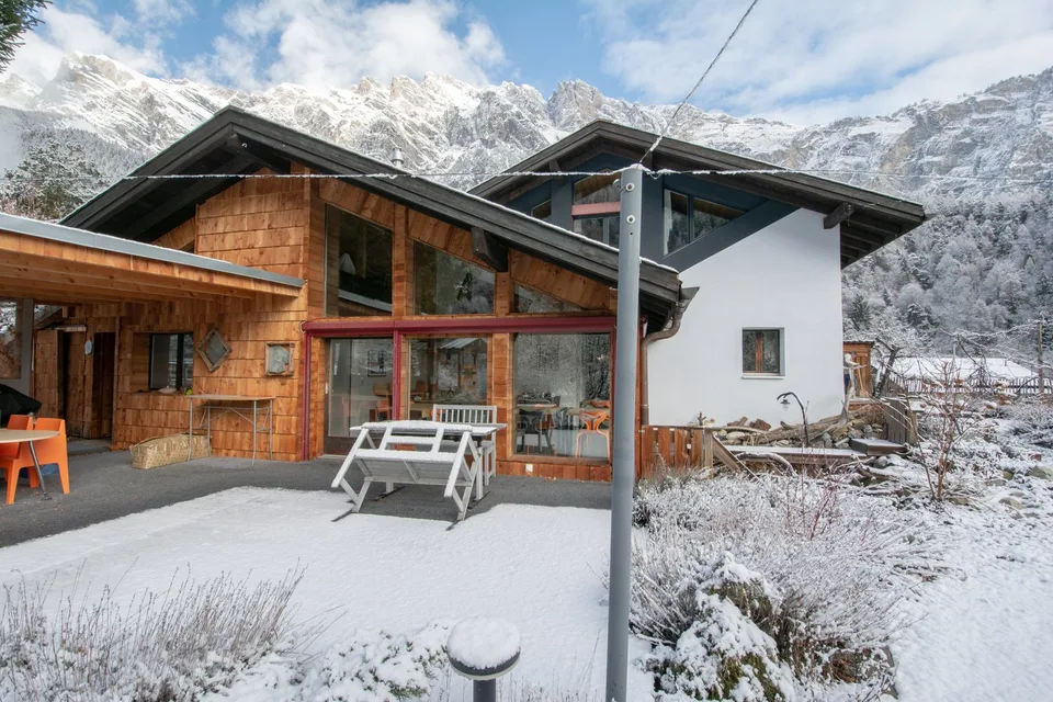 Grand chalet individuel  avec un appartement de 3.5 pièces attenant