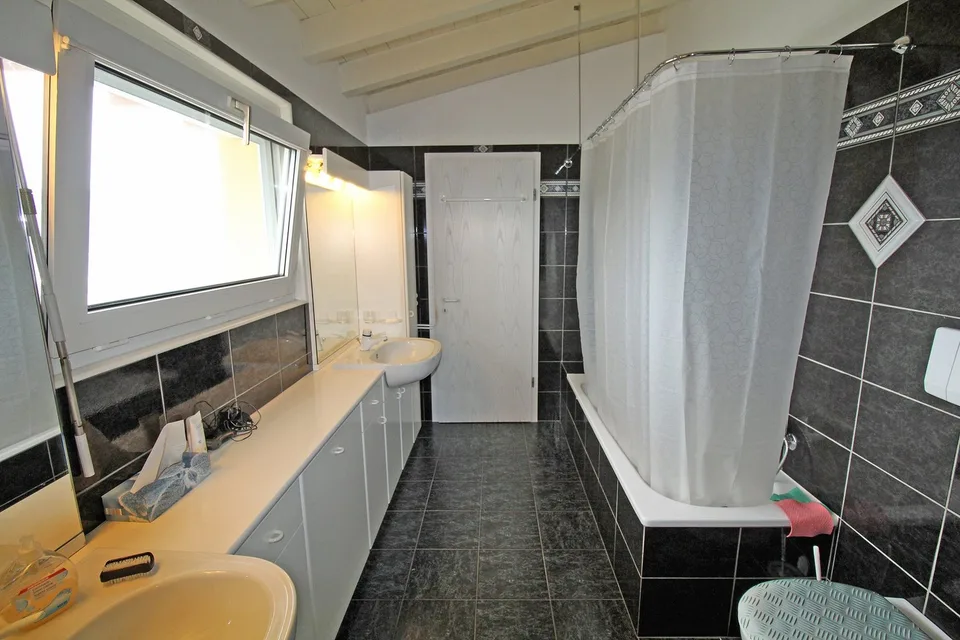 Dachwohnung mit 2,5 Zimmern und Seeblick – Foto 10 von 17