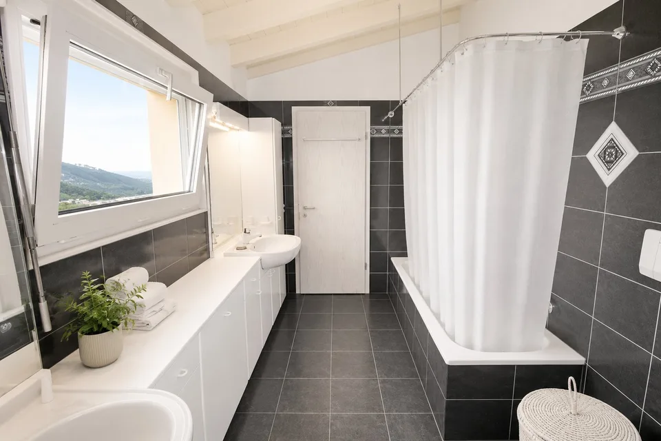 Dachwohnung mit 2,5 Zimmern und Seeblick – Foto 16 von 17