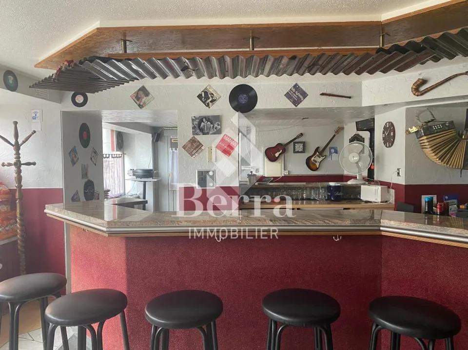 Immeuble mixte avec café-bar et appartements - au coeur du vieux village de Saxon