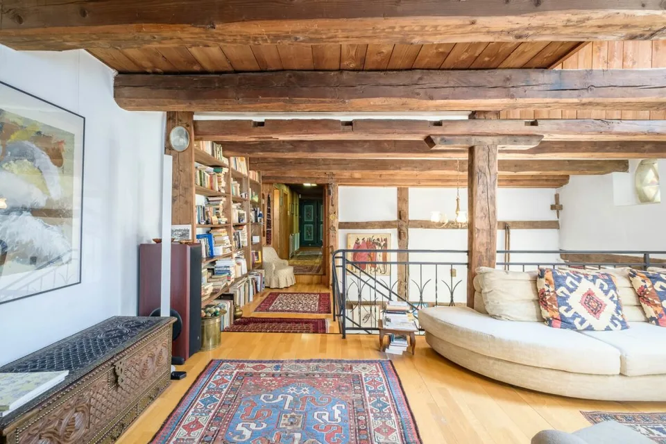 Charaktervolles Dorfhaus mit baumgesäumtem Garten