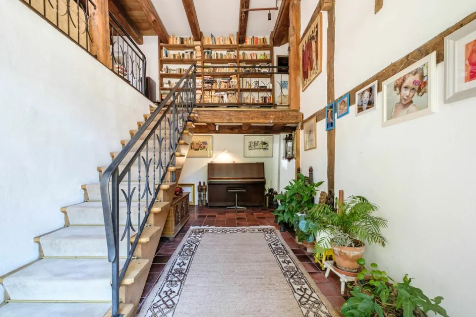 Charaktervolles Dorfhaus mit baumgesäumtem Garten