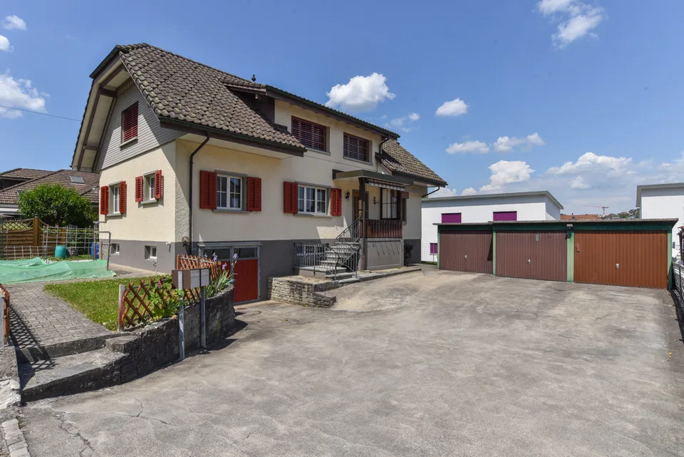 Casa a due famiglie ben mantenuta per la conversione in una grande casa unifamiliare