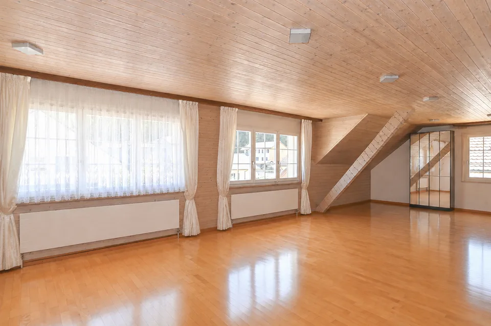 Casa a due famiglie ben mantenuta per la conversione in una grande casa unifamiliare
