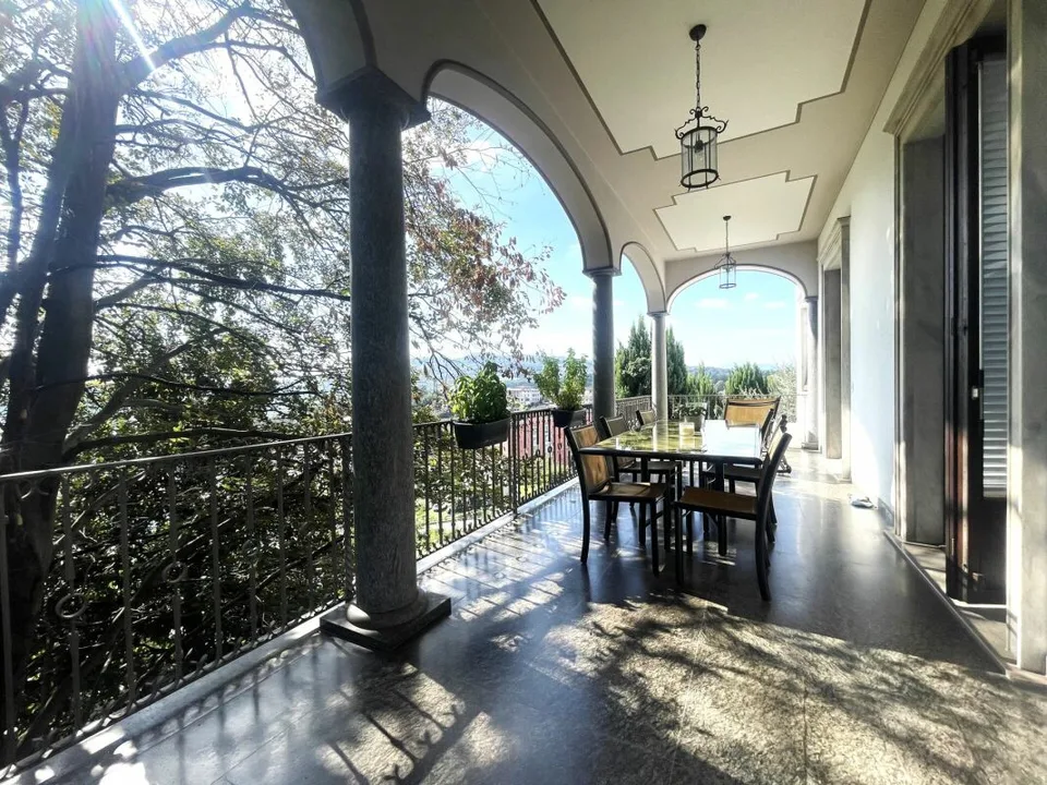 Prächtige renovierte Villa mit bebaubarem Grundstück – Foto 15 von 18
