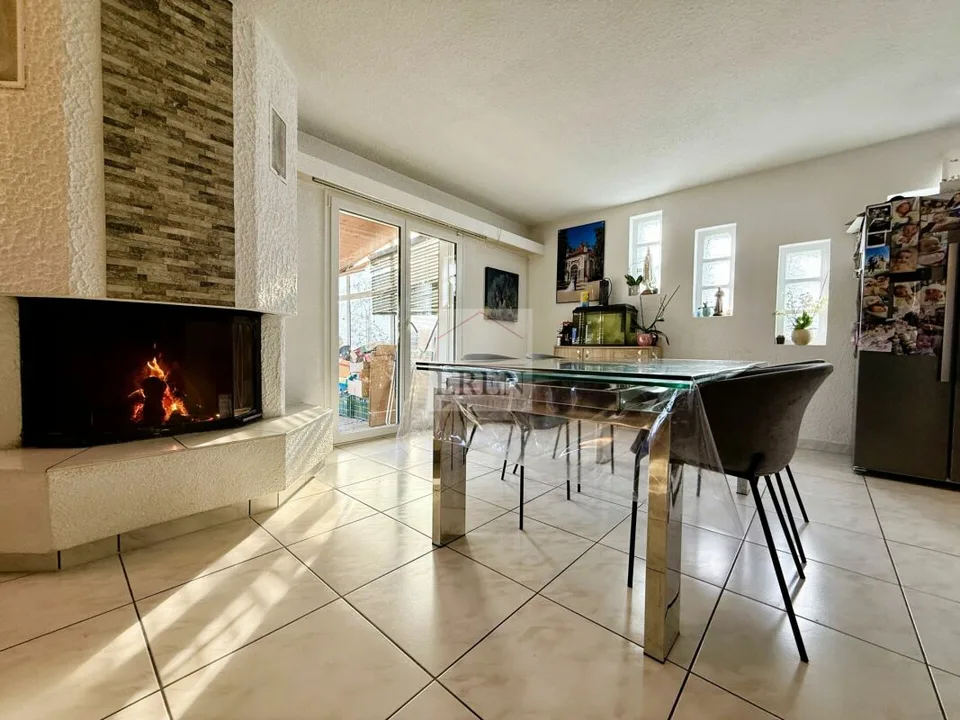 Einfamilienhaus mit 6 Zimmern, Garten-Rasen, Blick auf die Alpen, Südlage, mit Garage und 4 Parkplätzen – Foto 6 von 19