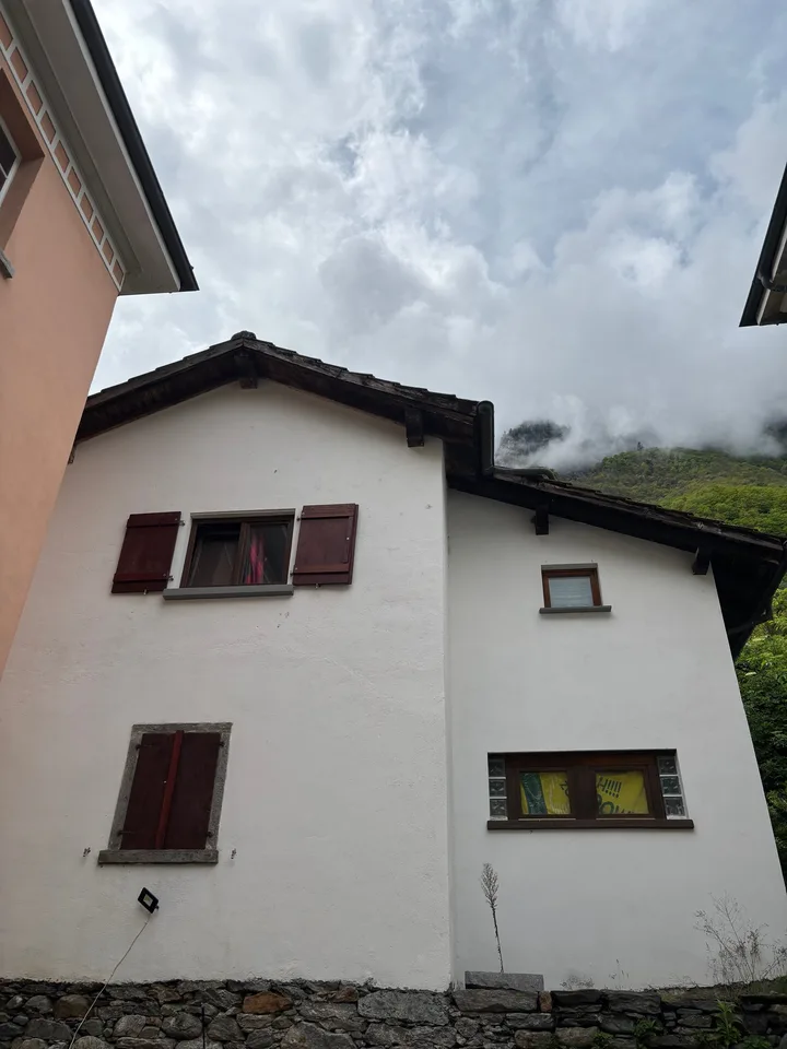 Maisonnette à rénover avec local de stockage à Lostallo (GR)