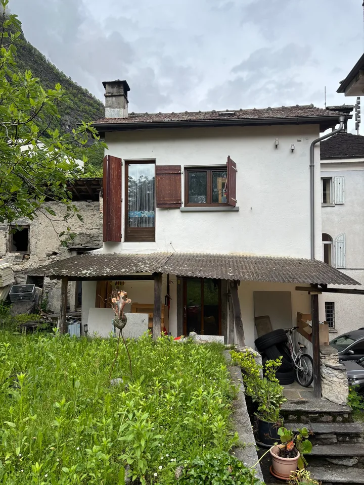 Maisonnette à rénover avec local de stockage à Lostallo (GR)