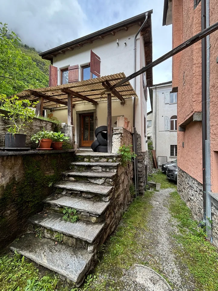Maisonnette à rénover avec local de stockage à Lostallo (GR)