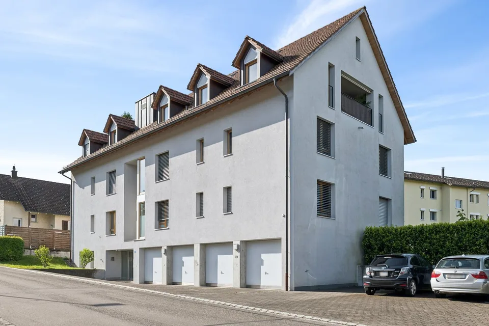 Loft moderno in mansarda con galleria e loggia