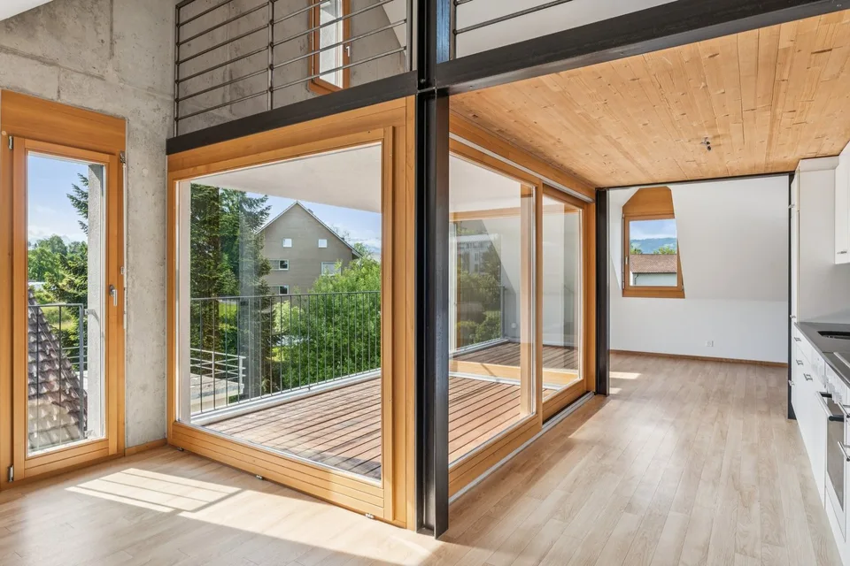 Loft moderno in mansarda con galleria e loggia