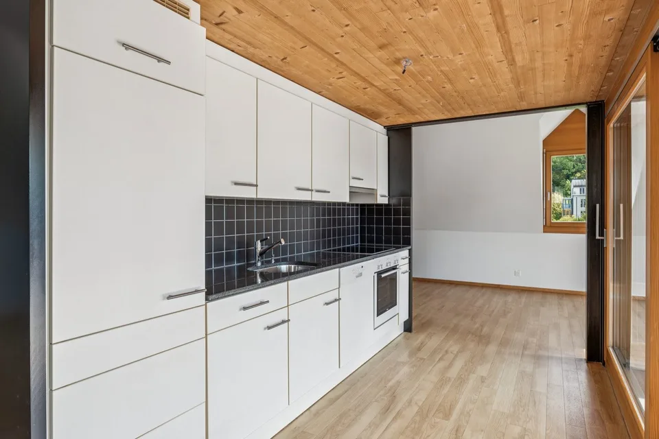 Loft moderno in mansarda con galleria e loggia