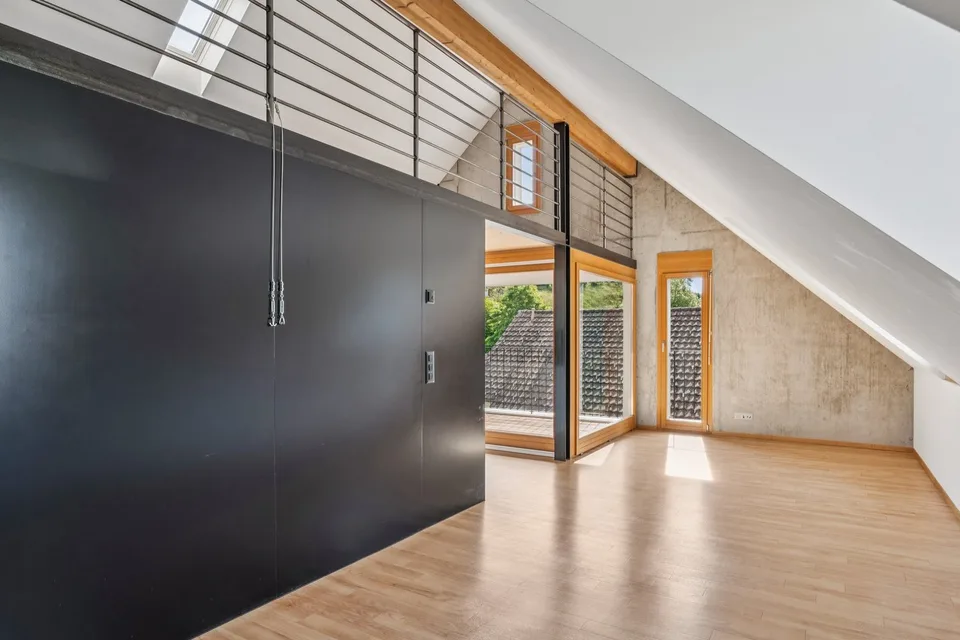 Loft moderno in mansarda con galleria e loggia