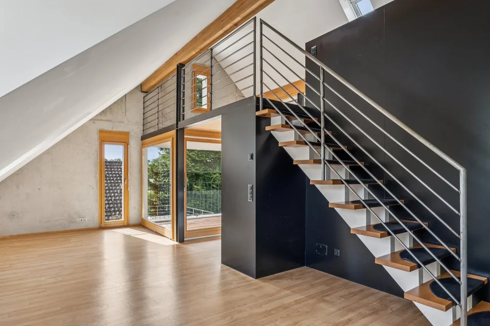Modernes Dachgeschossloft mit Galerie und Loggia