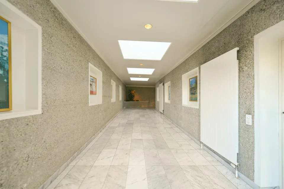 Attico esclusivo a Paradiso con vista lago a 360°, intero ultimo piano, ampia terrazza e massima privacy in contesto residenziale elegante.