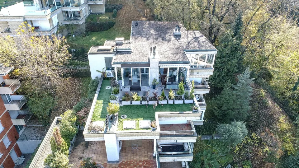 Attico esclusivo a Paradiso con vista lago a 360°, intero ultimo piano, ampia terrazza e massima privacy in contesto residenziale elegante.