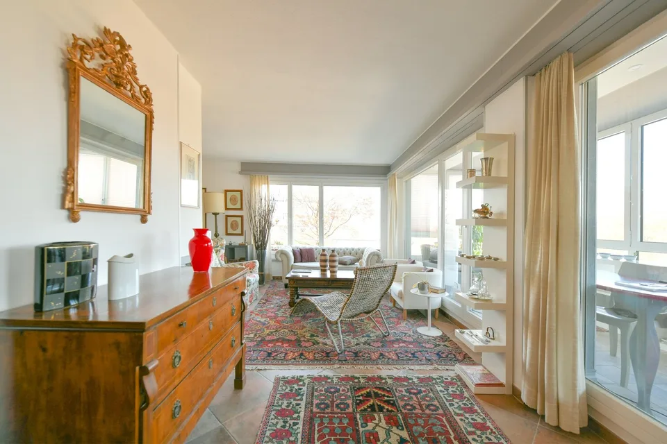 Attico esclusivo a Paradiso con vista lago a 360°, intero ultimo piano, ampia terrazza e massima privacy in contesto residenziale elegante.
