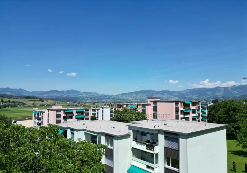 Gepflegte 3.5-Zimmer-Wohnung mit verglastem Balkon und Weitsicht