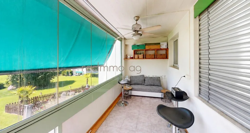 Gepflegte 3.5-Zimmer-Wohnung mit verglastem Balkon und Weitsicht – Foto 7 von 9