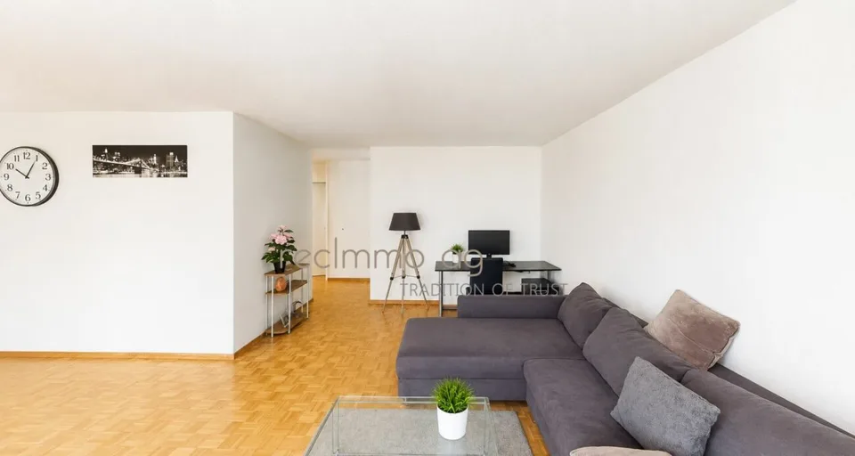 Gepflegte 3.5-Zimmer-Wohnung mit verglastem Balkon und Weitsicht