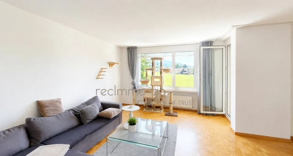 Gepflegte 3.5-Zimmer-Wohnung mit verglastem Balkon und Weitsicht