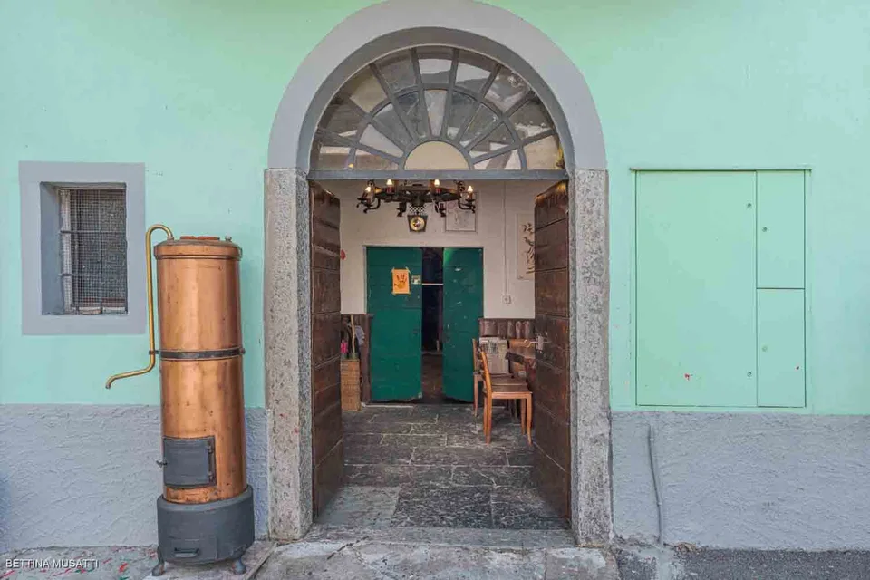 CAPOLAGO – MAISON TRADITIONNELLE AVEC CAVE À VIN : TRADITION ET DÉTENTE – photo 10 sur 16