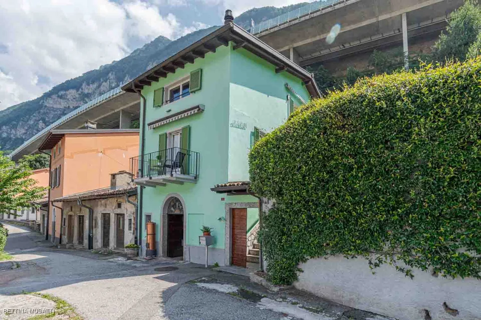 CAPOLAGO – MAISON TRADITIONNELLE AVEC CAVE À VIN : TRADITION ET DÉTENTE – photo 12 sur 16