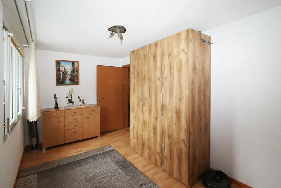4.5-Zimmerwohnung mit Tiefgaragenplatz und Balkon an ruhiger Lage in Niederurnen – Foto 14 von 19