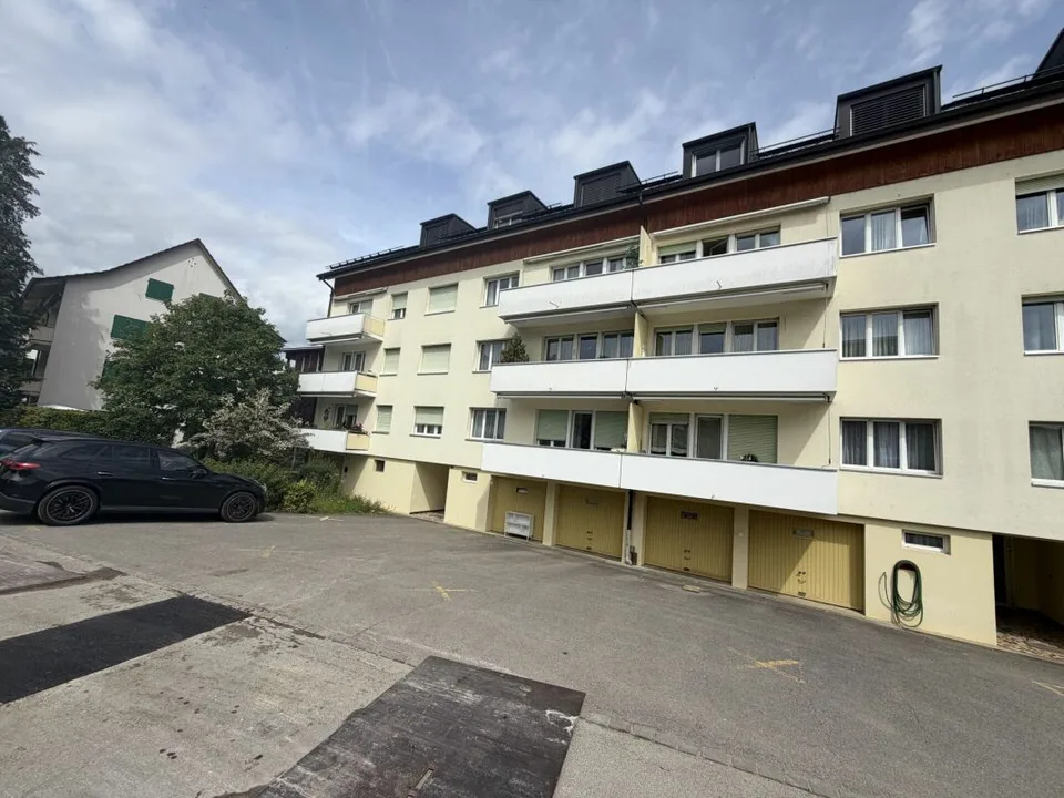 3.5-Zimmer-Wohnung mit Balkon und Aussenparkplatz