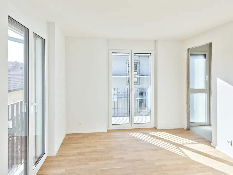 Großes 3.5-Zimmer-Neubau, durchgehend, mit großem Wohnzimmer und überdachtem Balkon