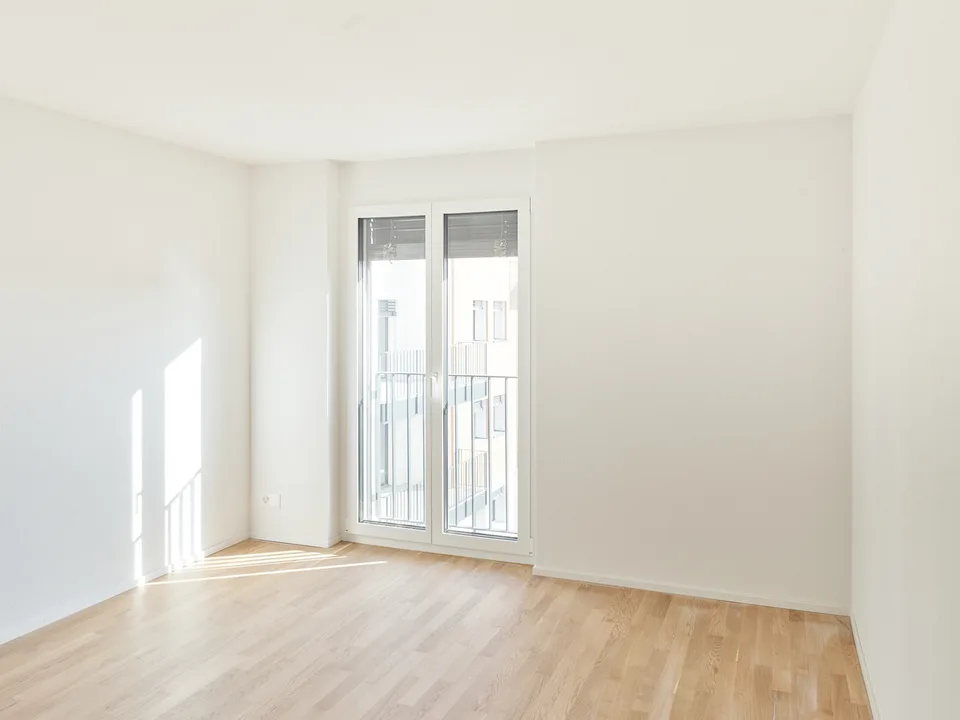 Großes 3.5-Zimmer-Neubau, durchgehend, mit großem Wohnzimmer und überdachtem Balkon