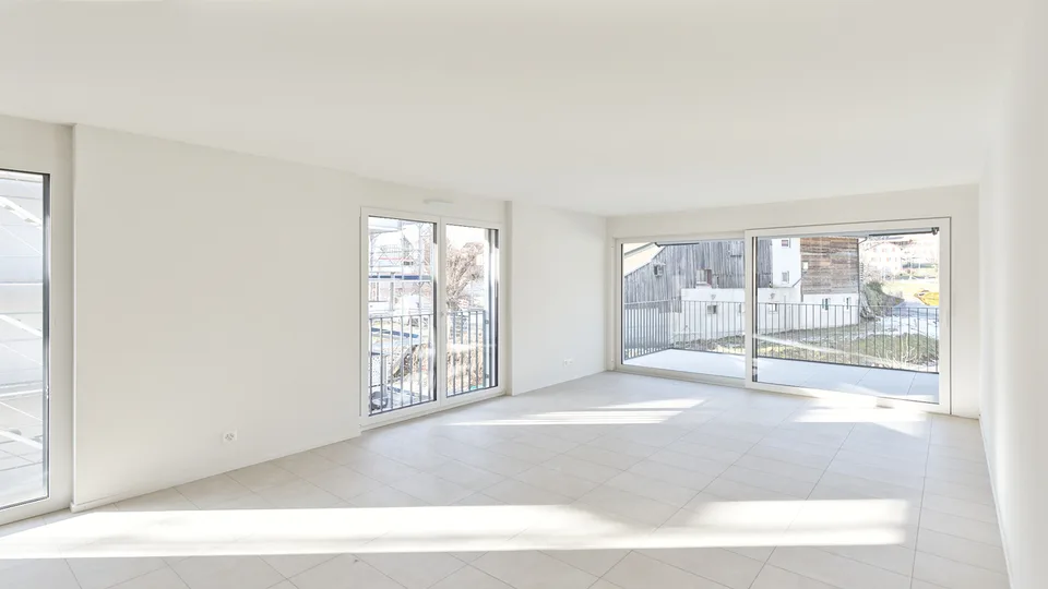 Grand 3.5 neuf traversant, avec grand séjour et balcon couvert