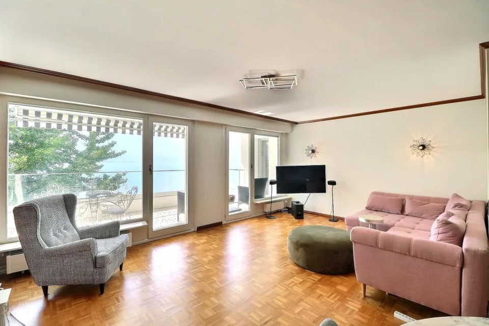 POSIZIONE UNICA SUL LAGO PER QUESTO APPARTAMENTO DI 4,5 LOCALI CON SPLENDIDA VISTA