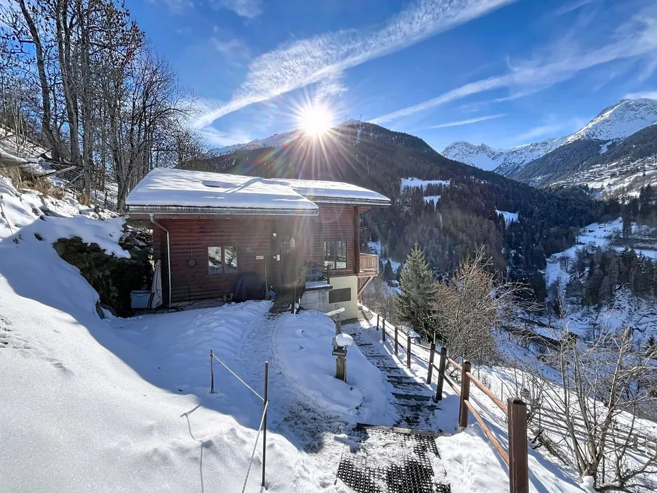 Chalet canadien en rondins avec deux appartements et vue imprenable