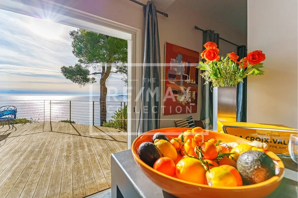 Dans le golfe de Saint-Tropez deux villas au bord de mer – photo 9 sur 13