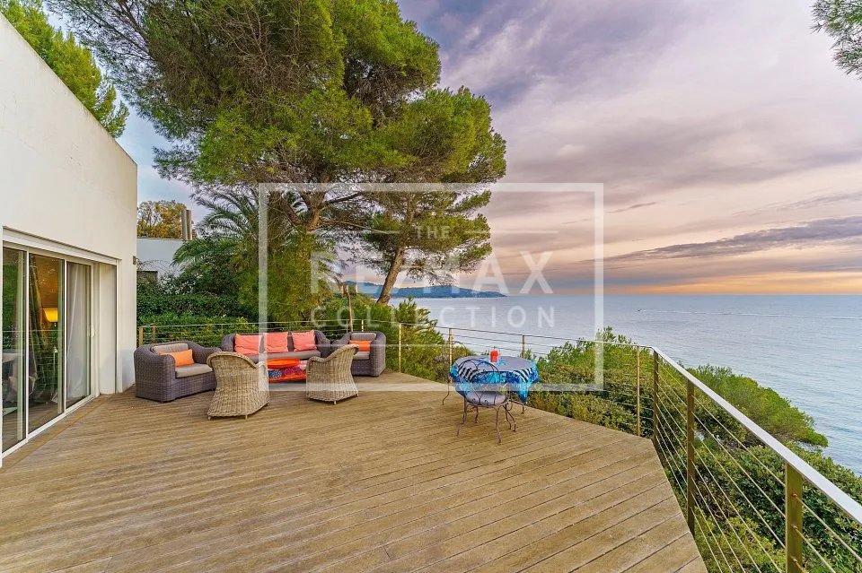 Dans le golfe de Saint-Tropez au bord de mer  deux propriétés magnifiques
