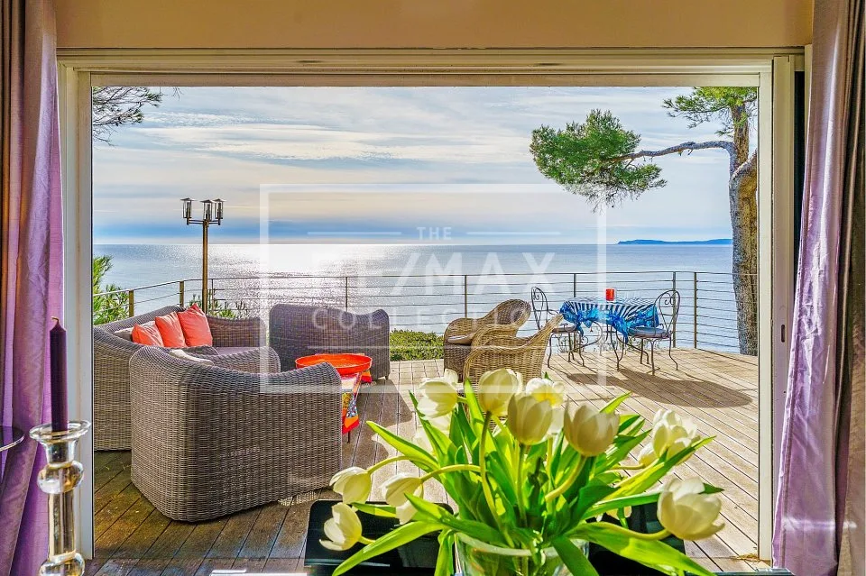 Dans le golfe de Saint-Tropez au bord de mer  deux propriétés magnifiques