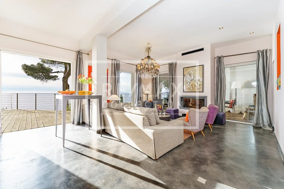 Dans le golfe de Saint-Tropez deux villas au bord de mer – photo 6 sur 13