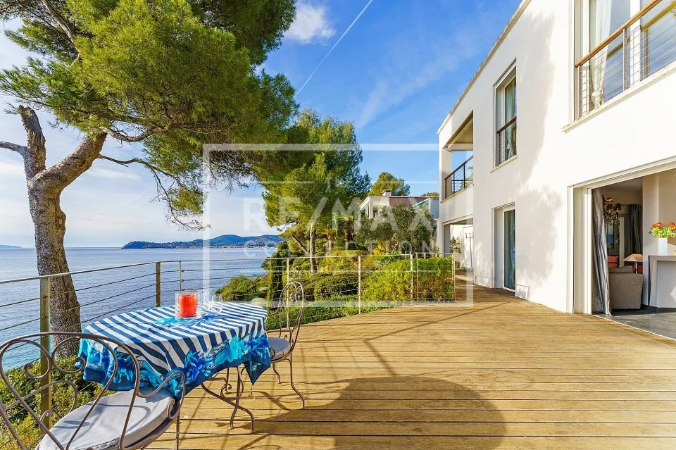 Dans le golfe de Saint-Tropez deux villas au bord de mer – photo 12 sur 13