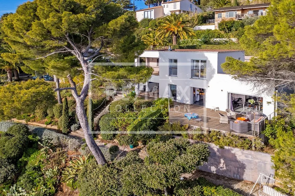 Dans le golfe de Saint-Tropez deux villas au bord de mer – photo 8 sur 13