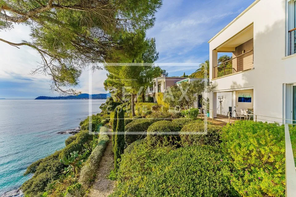 Dans le golfe de Saint-Tropez deux villas au bord de mer – photo 7 sur 13