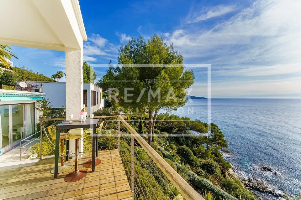 Dans le golfe de Saint-Tropez au bord de mer  deux propriétés magnifiques