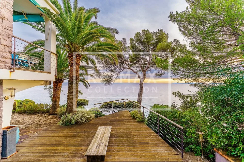 Dans le golfe de Saint-Tropez deux villas au bord de mer – photo 13 sur 13