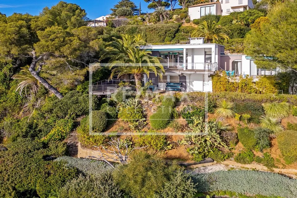 Dans le golfe de Saint-Tropez deux villas au bord de mer – photo 11 sur 13
