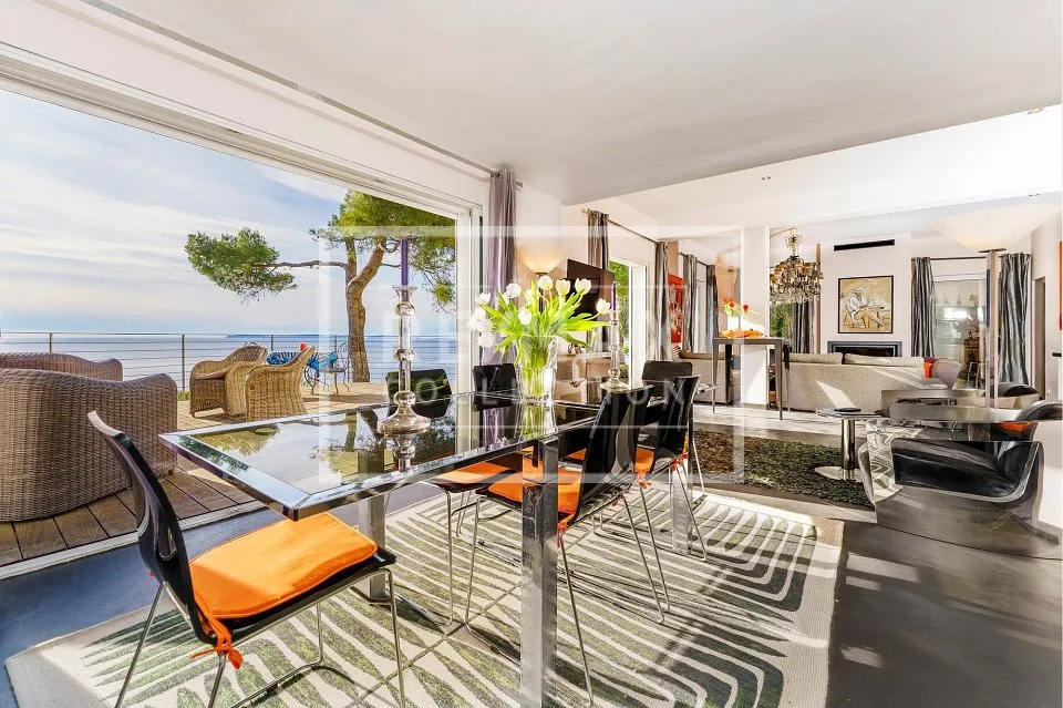 Dans le golfe de Saint-Tropez au bord de mer  deux propriétés magnifiques