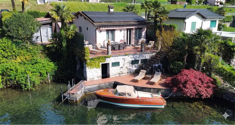 Il Tuo Gioiello Pieds-dans-l'eau a Bissone, Rarità con Darsena Privata