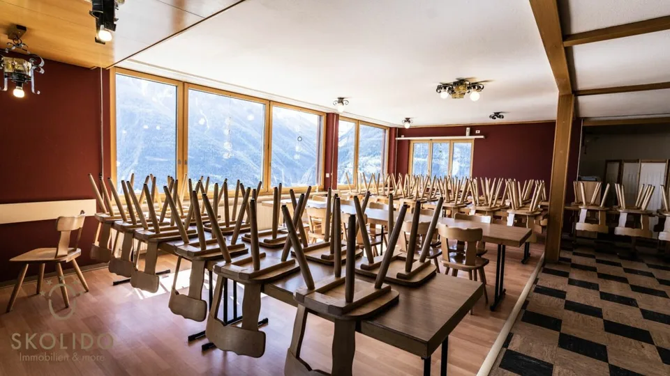 Einkaufsladen, grosses Restaurant mit Terrasse, Wohnung auf 2 Etagen, Garagen und Bauland im Herzen von Mund – Foto 8 von 30