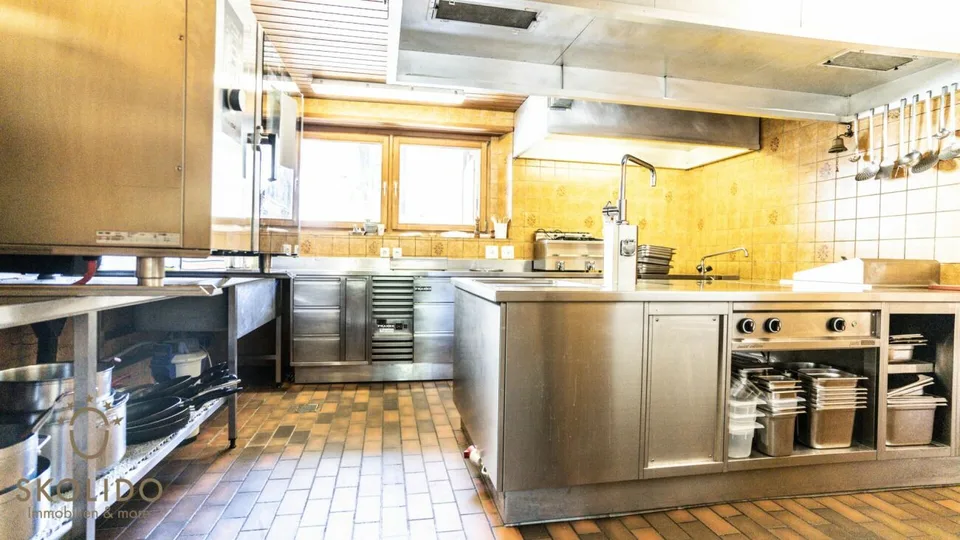 Einkaufsladen, grosses Restaurant mit Terrasse, Wohnung auf 2 Etagen, Garagen und Bauland im Herzen von Mund – Foto 12 von 30
