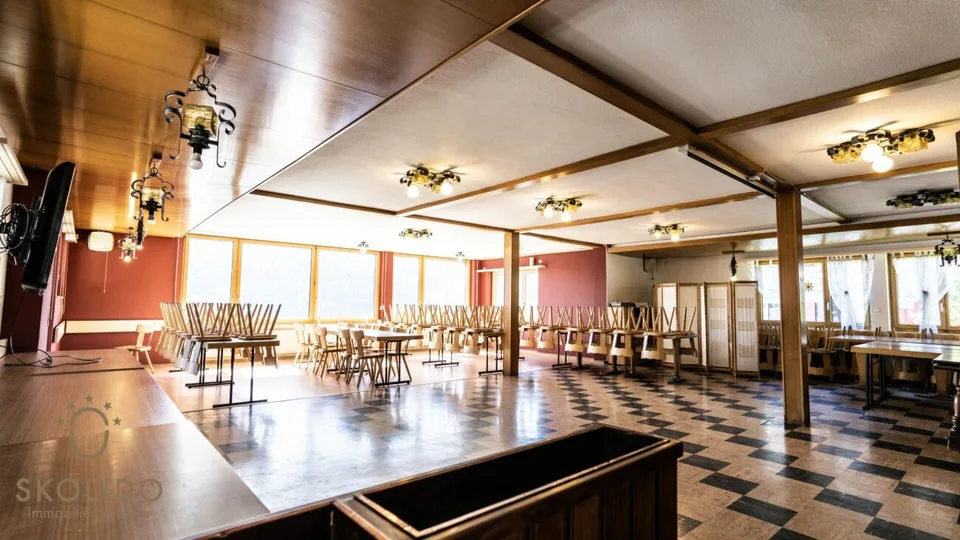 Einkaufsladen, grosses Restaurant mit Terrasse, Wohnung auf 2 Etagen, Garagen und Bauland im Herzen von Mund – Foto 7 von 30